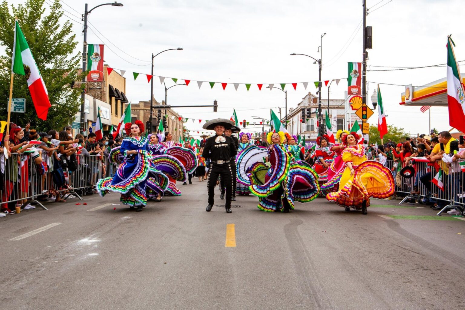 Thousands in Chicago Celebrate Mexican Independence Day Despite ICE Crackdown – chicago365.info
