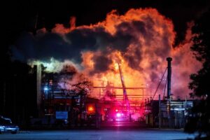 Massive Fire Erupts at West Coast’s Largest Oil Facility Near Los Angeles – Latest Updates & Safety Alert – losangeles365.info