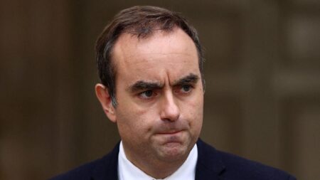 France’s Outgoing PM Initiates Crucial Talks to End Political Deadlock – news-france.info