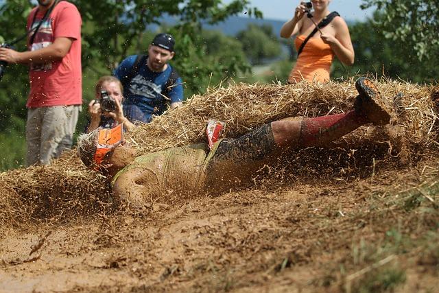 Steeplechaser Halts Mid-Race to Help Injured Rival Cross the Finish Line – athletism.info